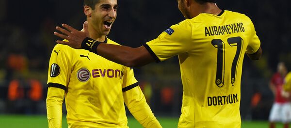 Игроки дортмундской Боруссии Пьер-Эмерик Обамеянг и Генрих Мхитарян - Sputnik Армения