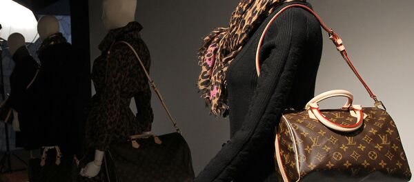 Манекен с продукцией Louis Vuitton Манекен с продукцией Louis Vuitton - Sputnik Армения