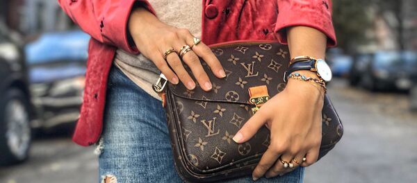 Модница с сумочкой Louis Vuitton - Sputnik Армения