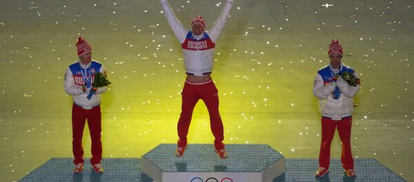 Призеры масс-старта в соревнованиях по лыжным гонкам среди мужчин на XXII зимних Олимпийских игр в Сочи: Александр Легков (Россия) - золото, Максим Вылегжанин (Россия) - серебро, Илья Черноусов (Россия) - бронза. Призеры масс-старта в соревнованиях по лыжным гонкам среди мужчин на XXII зимних Олимпийских игр в Сочи: Александр Легков (Россия) - золото, Максим Вылегжанин (Россия) - серебро, Илья Черноусов (Россия) - бронза. - Sputnik Армения