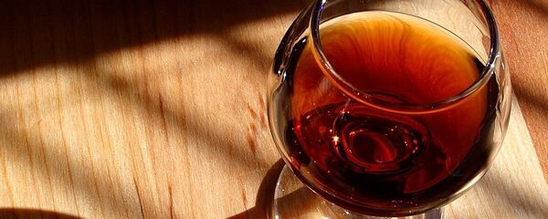 Бокал с коньяком Бокал с коньяком - Sputnik Армения