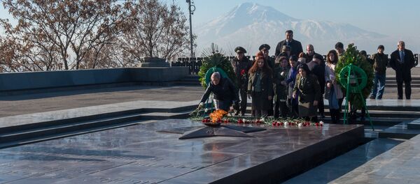 В честь 75-летия Сталинградской битвы 2 февраля в Парке Победы состоялось возложение цветов и венков у Вечного Огня - Sputnik Армения