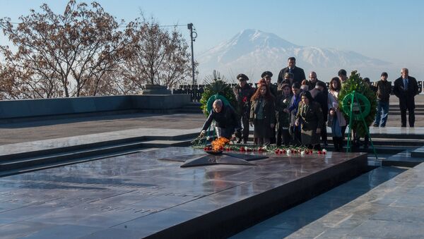 В честь 75-летия Сталинградской битвы 2 февраля в Парке Победы состоялось возложение цветов и венков у Вечного Огня - Sputnik Արմենիա