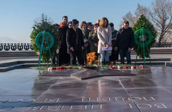 В честь 75-летия Сталинградской битвы 2 февраля в Парке Победы состоялось возложение цветов и венков у Вечного Огня В честь 75-летия Сталинградской битвы 2 февраля в Парке Победы состоялось возложение цветов и венков у Вечного Огня - Sputnik Армения