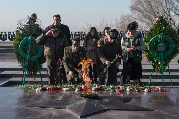 В честь 75-летия Сталинградской битвы 2 февраля в Парке Победы состоялось возложение цветов и венков у Вечного Огня В честь 75-летия Сталинградской битвы 2 февраля в Парке Победы состоялось возложение цветов и венков у Вечного Огня - Sputnik Армения