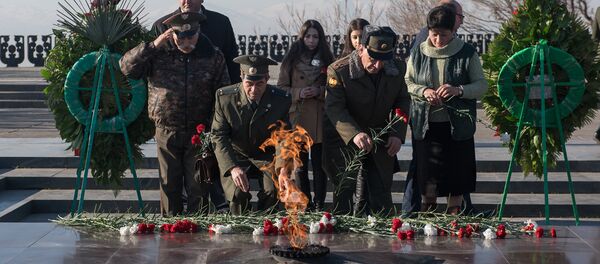 В честь 75-летия Сталинградской битвы 2 февраля в Парке Победы состоялось возложение цветов и венков у Вечного Огня - Sputnik Արմենիա