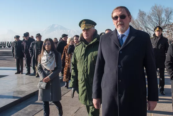 В честь 75-летия Сталинградской битвы 2 февраля в Парке Победы состоялось возложение цветов и венков у Вечного Огня В честь 75-летия Сталинградской битвы 2 февраля в Парке Победы состоялось возложение цветов и венков у Вечного Огня - Sputnik Армения