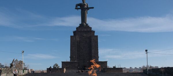 В честь 75-летия Сталинградской битвы 2 февраля в Парке Победы состоялось возложение цветов и венков у Вечного Огня - Sputnik Армения