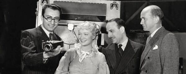 Кинорежисер Рубен Мамулян, актриса Мириам Хопкинс, Майклс Балкон и продюсер Кеннет МакГовен на съемке фильма Бекки Шарп. - Sputnik Армения