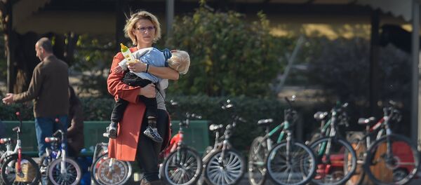 Молодая мама с ребенком Молодая мама с ребенком - Sputnik Արմենիա