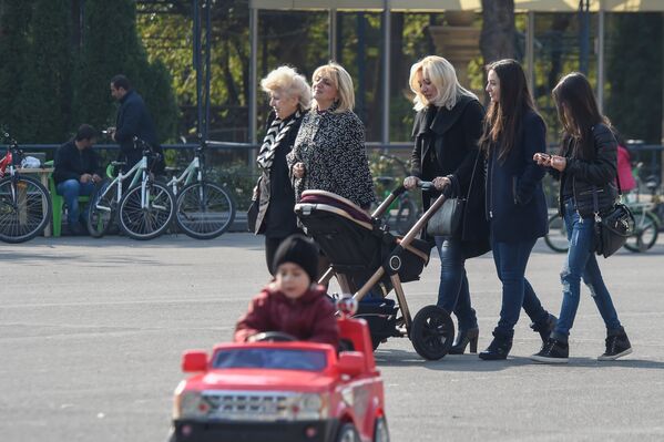 Мамы гуляют с детьми, ребенок катается на машинке - Sputnik Армения