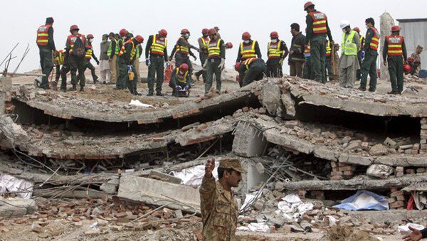 Пакистанские спасатели на месте разрушенного завода на окраине Лахора - Sputnik Армения