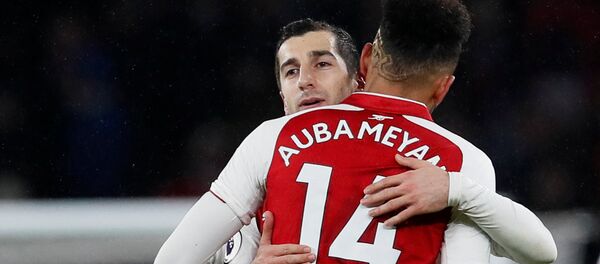 Полузащитник ФК Арсенал Генрих Мхитарян празднует четвертый гол с нападающим Пьер-Эмерик Обамеянгом (3 февраля 2018). Стадион Эмирейтс, Лондон Великобритания Полузащитник ФК Арсенал Генрих Мхитарян празднует четвертый гол с нападающим Пьер-Эмерик Обамеянгом (3 февраля 2018). Стадион Эмирейтс, Лондон Великобритания - Sputnik Армения