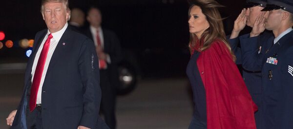 Президент США Дональд Трамп и первая леди Мелания Трамп в международном аэропорту Палм Бич (2 февраля 2018). Уэст-Палм-Бич, Флорида, США - Sputnik Армения