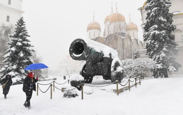 Царь-Пушка на территории Московского Кремля во время снегопада - Sputnik Армения