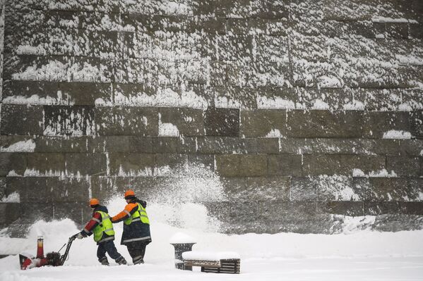 Сотрудники коммунальных служб во время уборки снега в Москве. - Sputnik Армения