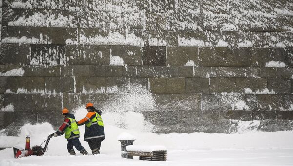 Сотрудники коммунальных служб во время уборки снега в Москве. - Sputnik Արմենիա
