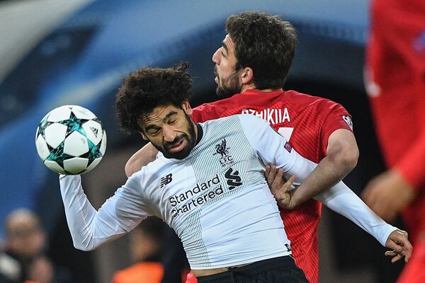 Мохаммед Салах – полузащитник сборной Ливерпуля и сборной Египта – в борьбе против защитника Спартака и сборной России Георгия Джикия - Sputnik Армения