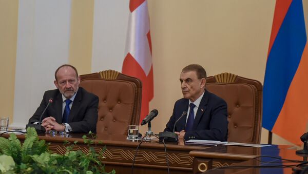 Встреча Спикера НС Армении Ара Баблояна с Президентом Национального совета Швейцарии Домиником де Буманом - Sputnik Армения