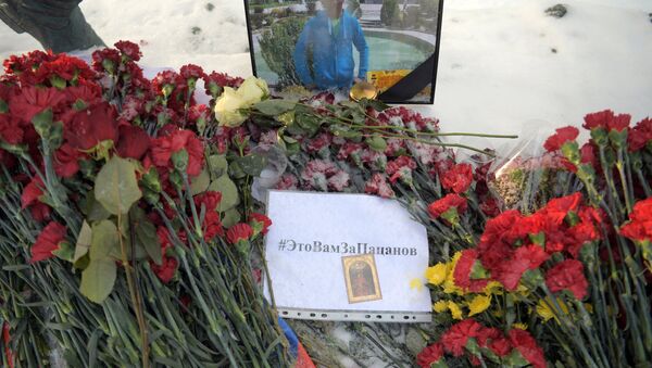 Цветы в память о погибшем летчике Р. Филипове у здания Минобороны РФ - Sputnik Армения