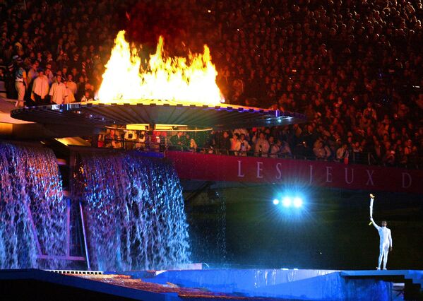 Австралийская спортивная икона Кэти Фримен появляется с Олимпийским факелом (15 сентября 2000) Сидней, Австралия - Sputnik Армения