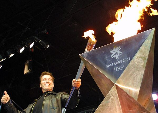 Арнольд Шварценеггер с олимпийским факелом во время Эстафеты Олимпийского огня Олимпиады в Солт Лейк Сити (15 января 2002). Лос Анджелес, Калифорния, США - Sputnik Армения
