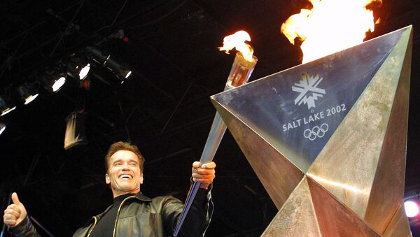 Арнольд Шварценеггер с олимпийским факелом во время Эстафеты Олимпийского огня Олимпиады в Солт Лейк Сити (15 января 2002). Лос Анджелес, Калифорния, США - Sputnik Արմենիա