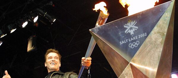 Арнольд Шварценеггер с олимпийским факелом во время Эстафеты Олимпийского огня Олимпиады в Солт Лейк Сити (15 января 2002). Лос Анджелес, Калифорния, США - Sputnik Արմենիա