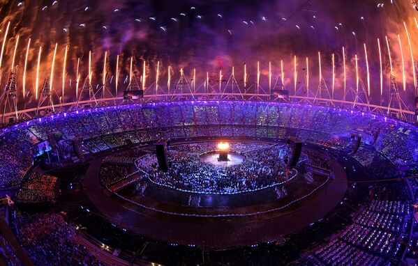 Праздничный фейерверк в честь зажжения Олимпийского котла во время церемонии открытия XXX летних Олимпийских игр (27 июля 2012). Лондон, Великобритания - Sputnik Армения