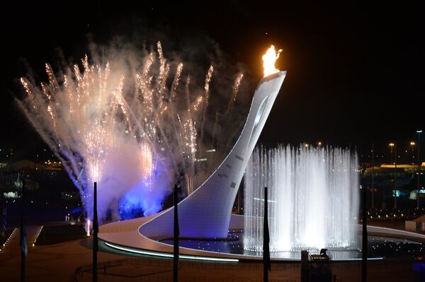 Зажжение чаши Олимпийского огня на Площади празднования и награждений во время церемонии открытия XXII зимних Олимпийских игр (7 февраля 2014). Сочи, Россия - Sputnik Армения