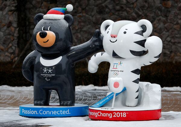 Талисманы зимних Олимпийских и Паралимпийских игр в Пхенчхане: белый тигр Сухоран и гималайский медведь Бандаби (22 января 2018). Пхенчхан, Южная Корея - Sputnik Армения