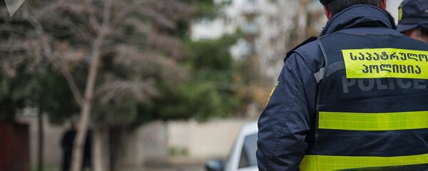 Сотрудник патрульной полиции на месте преступления - Sputnik Армения