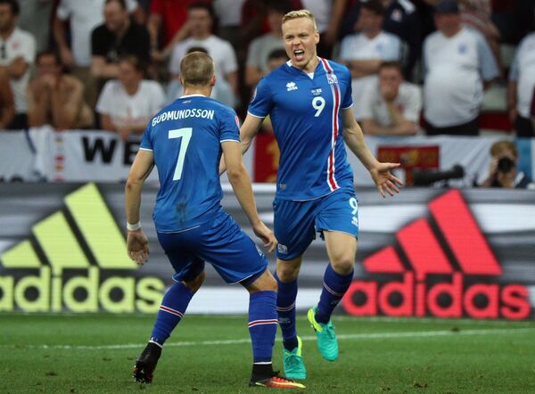 Нападающий сборной Исландии Колбейнн Сигторссон отмечает взятие ворот сборной Англии, ставшее для Наших парней победным.  - Sputnik Армения