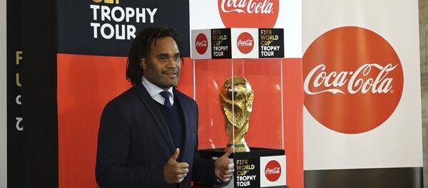 Աշխարհի առաջնության գավաթը ցուցադրել են հայ ֆուտբոլասերներին Աշխարհի առաջնության գավաթը ցուցադրել են հայ ֆուտբոլասերներին - Sputnik Արմենիա