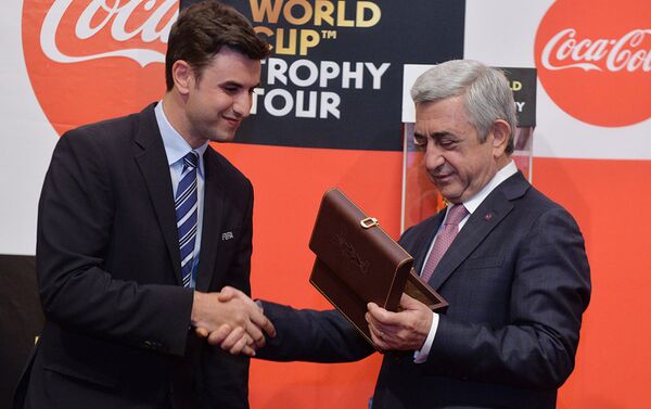 Сержу Саргсяну подарили маленкую копию кубка мира - Sputnik Армения