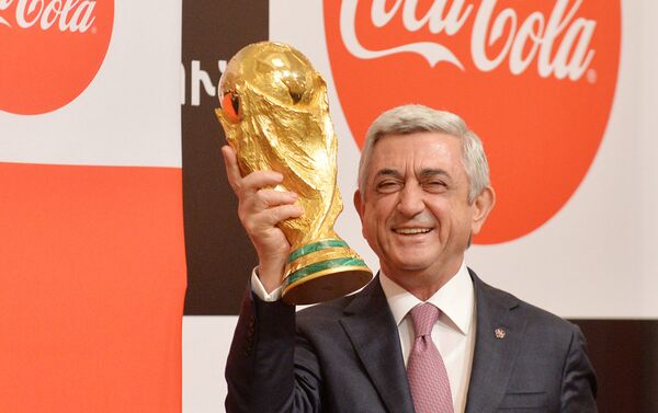 Президент РА принял в Ереване кубок мира по футболу - Sputnik Армения
