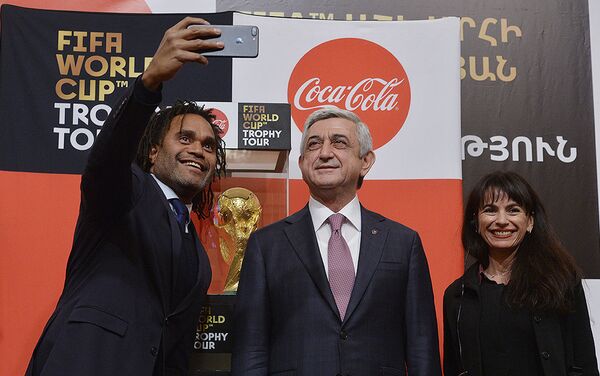 Президент РА принял в Ереване кубок мира по футболу - Sputnik Армения