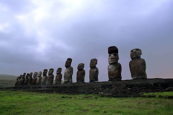 Каменные монолитные статуи – моаи – на острове Пасхи в Тихом океане - Sputnik Армения