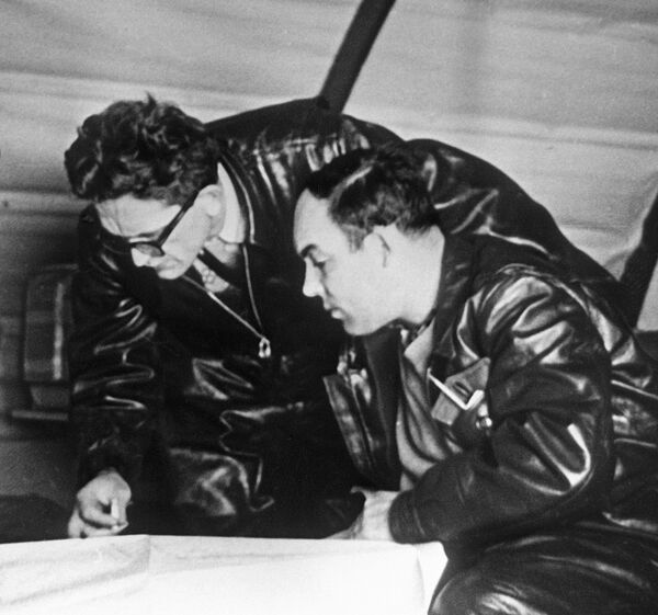 Ученые Олег Сорокин и Андрей Капица (справа) - участники похода в центр белого пятна Антарктиды. Ученые Олег Сорокин и Андрей Капица (справа) - участники похода в центр белого пятна Антарктиды. - Sputnik Армения