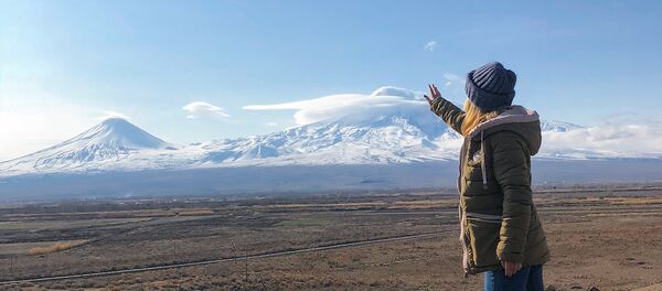 Российская туристка Елизавета Бондаренко на фоне горы Арарат - Sputnik Армения