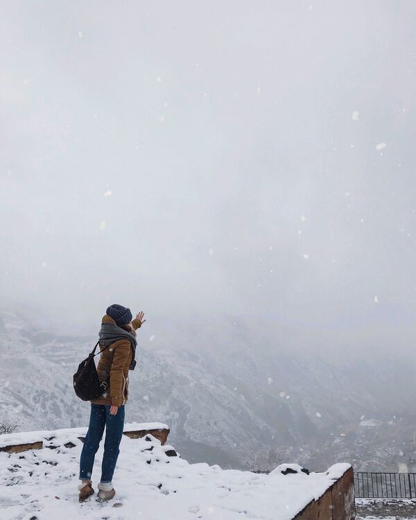 Российская туристка Елизавета Бондаренко на фоне ущелья Гарни - Sputnik Армения