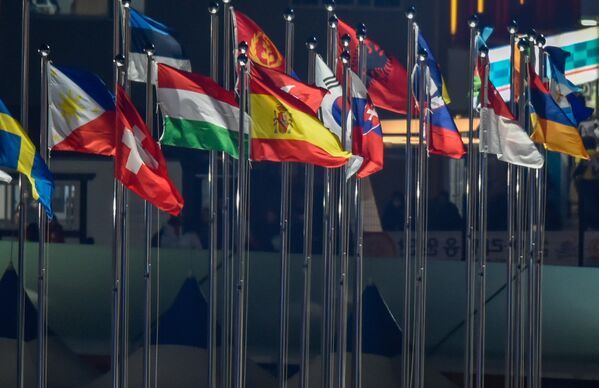 Флаги стран участниц XXIII Зимних игр рядом с Олимпийским стадионом Пхенчхана (9 февраля 2018). Пхенчхан, Южная Корея - Sputnik Армения