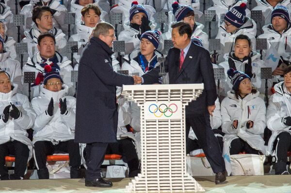 Президент МОК Томас Бах и Президент Оргкомитета зимних Олимпийских и Паралимпийских игр 2018 в Пхенчхане Ли Хи-бом во время церемонии открытия XXIII Зимних игр (9 февраля 2018). Пхенчхан, Южная Корея - Sputnik Армения