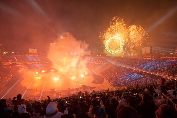 Красочный салют на церемонии открытия XXIII Зимних игр (9 февраля 2018). Пхенчхан, Южная Корея - Sputnik Армения