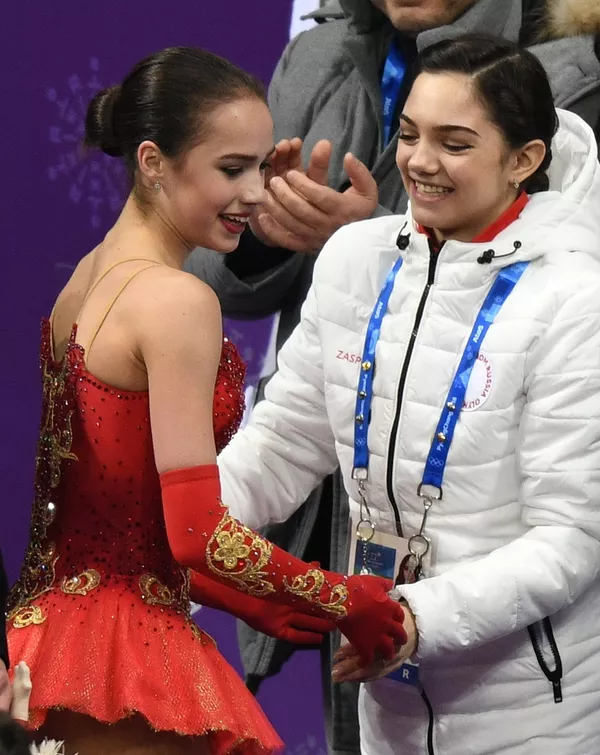 Российская фигуристка Алина Загитова и российская фигуристка Евгения Медведева. Российская фигуристка Алина Загитова и российская фигуристка Евгения Медведева. - Sputnik Армения