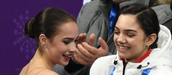 Российская фигуристка Алина Загитова и российская фигуристка Евгения Медведева. - Sputnik Армения