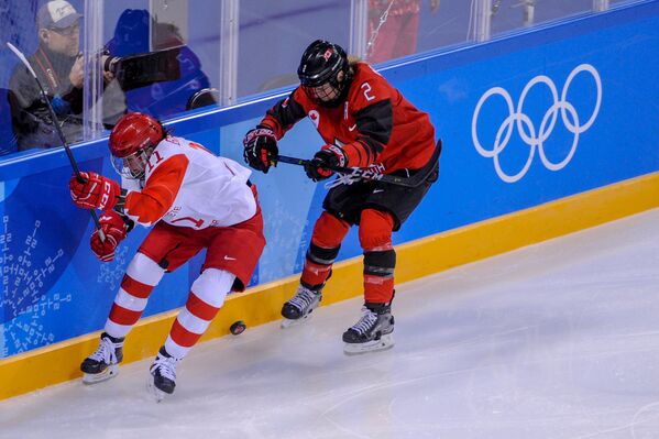 Две команды девушек встретились на стадионе Хоккейный центр Квандон в 15:10 по местному времени. - Sputnik Армения