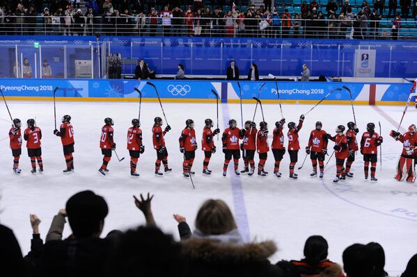 Мужская сборная России пришла поддержать девушек, но это не помогло обыграть канадок. - Sputnik Армения