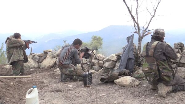 СПУТНИК_Сирийские солдаты из пулемета обстреляли позиции боевиков с занятой высоты - Sputnik Армения