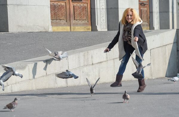 Девушка кормит голубей - Sputnik Армения